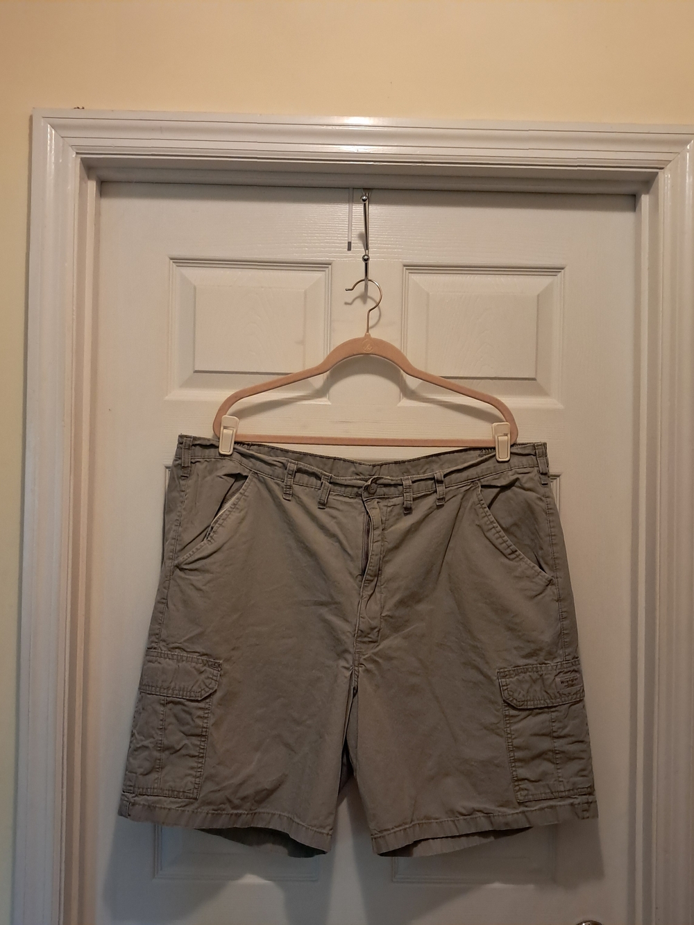 Wrangler‎ Men's Size 44 Casual Cargo Shorts in Khaki